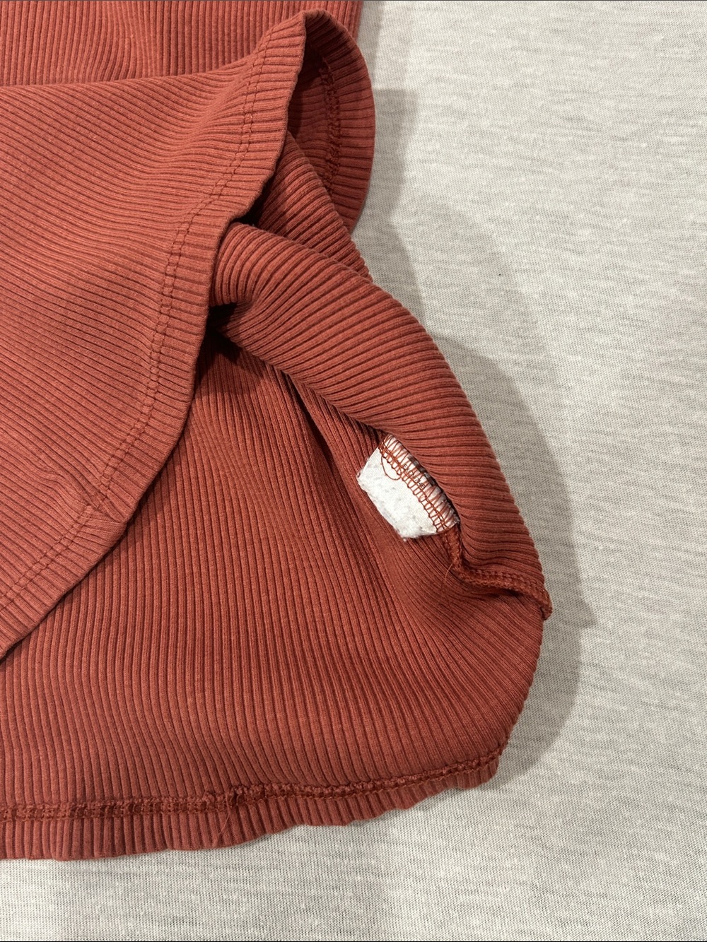 Express One Eleven Ribbed V-Neck Short Sleeve Top in Rust Sz S - Picture 4 of 4